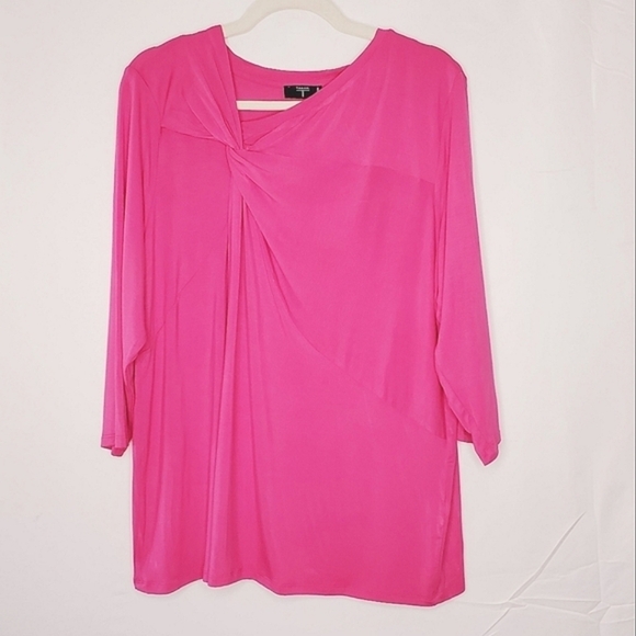 NEW Tahari Woman Viscose Blend Stretch Top Size 1X Fuchsia Asymmetric Neckline - Picture 1 of 10